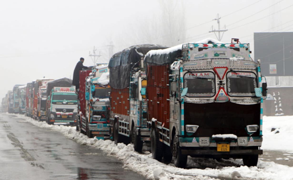 amidheavysnowfallnationalhighway301kargilzanskarroadisblocked