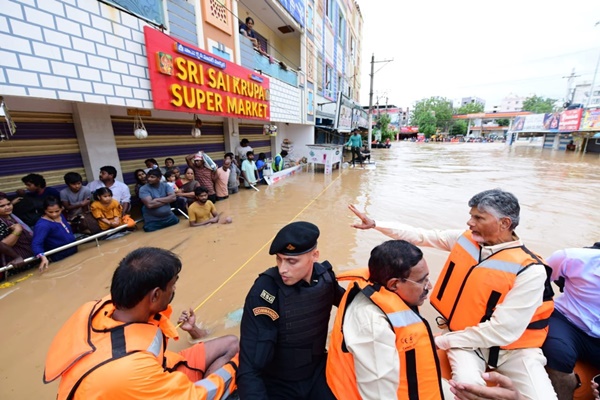 andhrapradeshcmnarachandrababunaiduvisitsfloodhitareasinvijayawada
