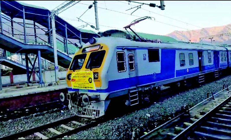 firstelectrictraintrailrunsbetweenbanihalkharisumbarsangaldanrailwaystationsinrambanjk