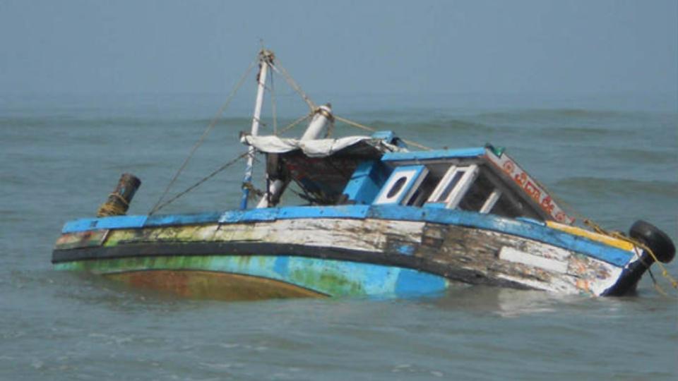 sixmissingaftersmallboatcarrying17devoteescapsizesinbihar