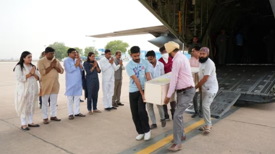 flightcarryingmortalremainsofindianskilledinkuwaitfirelandsindelhi
