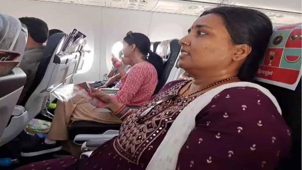 airpassengersindelhifallsickduetolackofacamidstheatwave