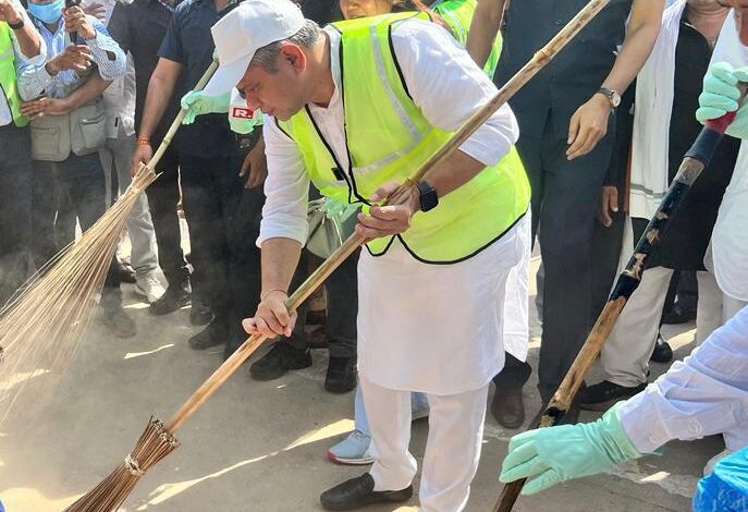 railwaysministerashwinivaishnawundertookshramdaanforswachhataatgurgaonrailwaystationinharyana