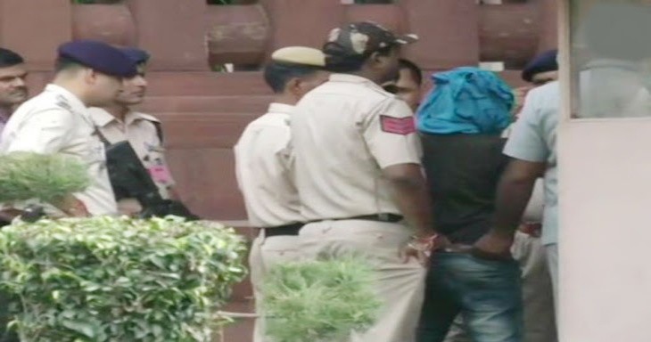 mandetainedwhiletryingtoenterparliamentwithknife