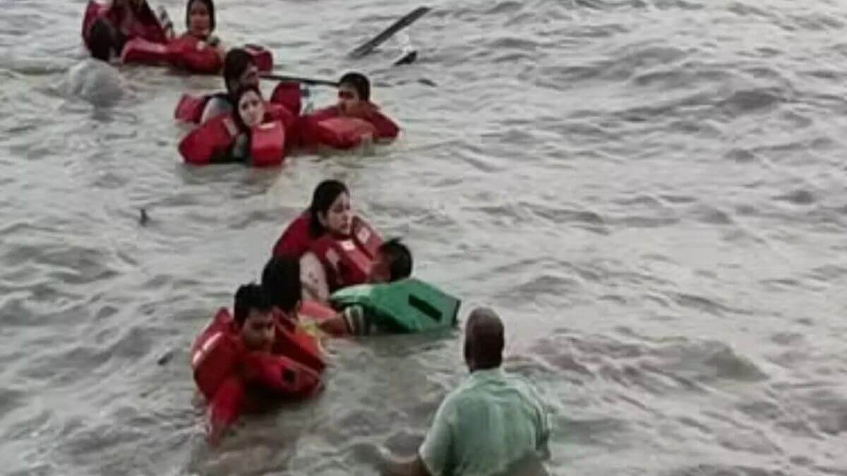 touristboatcapsizesinarabianseaoffcalangutebeachingoaonedead20rescued