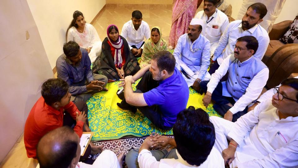 rahulgandhidropsbombinparbhanisaysdalitmanmurderedbycopscmlied