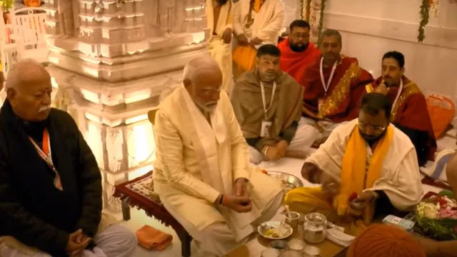 pmmodibeginsprayersatramtemple