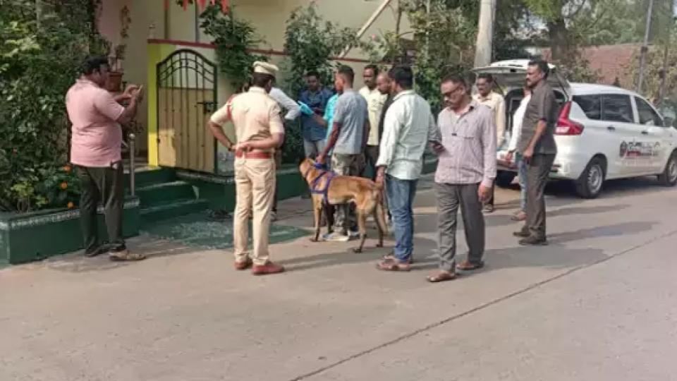 Thieves loots MLA Dulipalla Narendra’s mother house in Ponnur