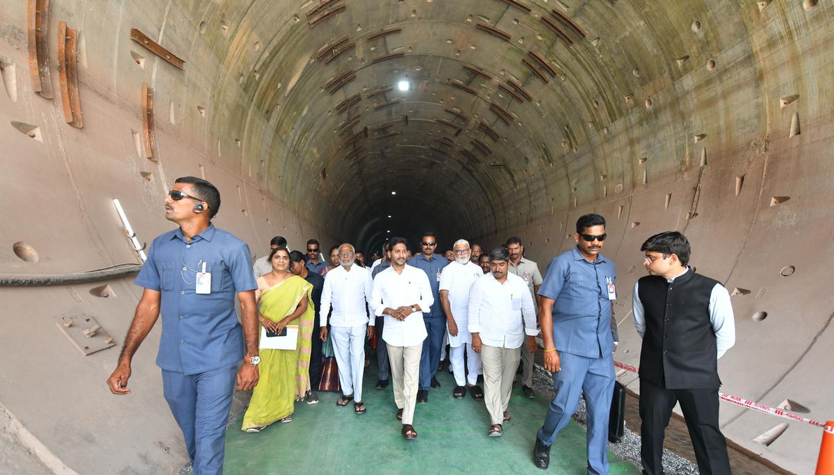 cmjaganmohanreddyinauguratestwintunnelsinprakasamdistrict