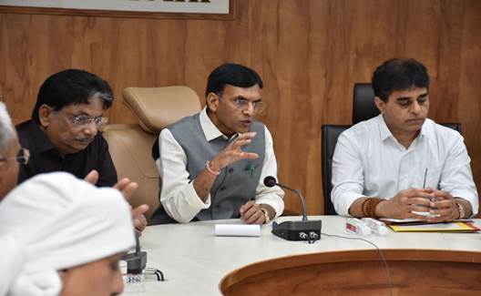 cyclonebiporjoy:healthministermandaviyaholdsmeetingwithgujarathealthministerandreviewsthesituation