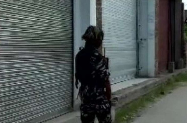 terroristsgundowntwojkpolicemenoutsidesrinagar