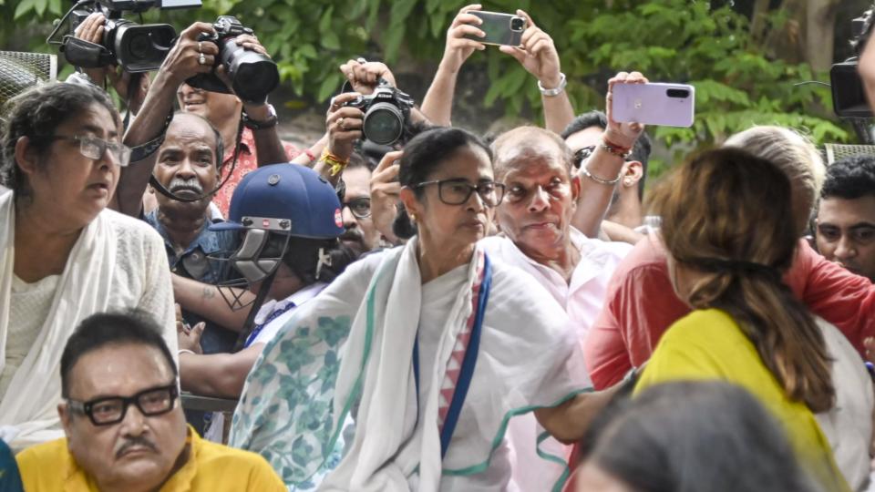 mamatasitsondharnainkolkatatoprotestpostpollviolence