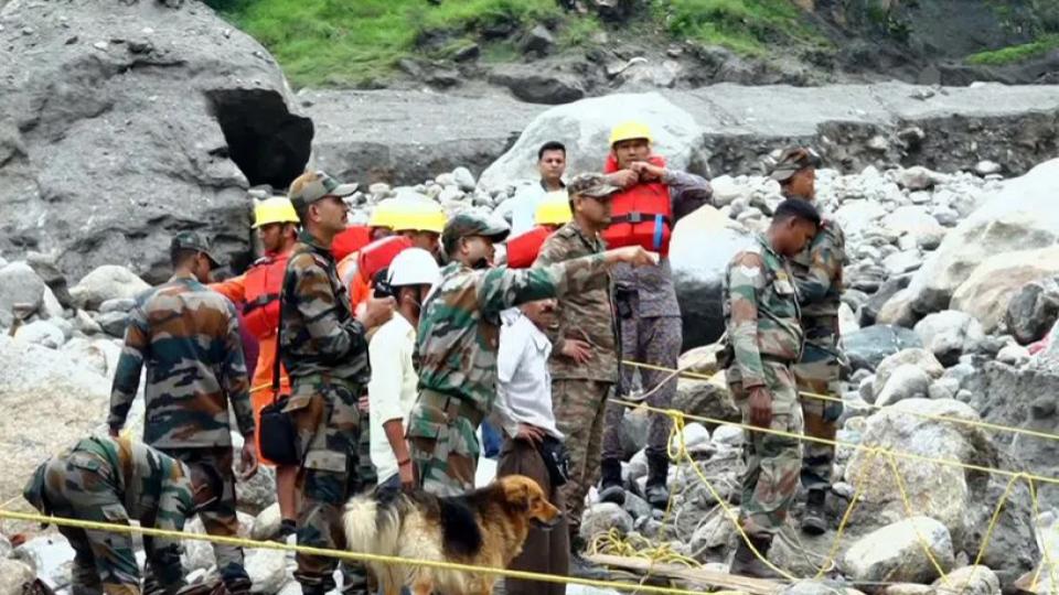 indianarmyintensifiesreliefoperationsindisasterhitareasofhimachal