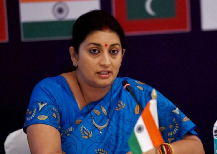 delhi:4peopledetainedforallegedlychasingtryingtoovertakesmritiiraniscar