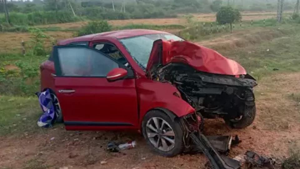 hree Killed as Car Crashes into Signboard Near Veeravalli, AP