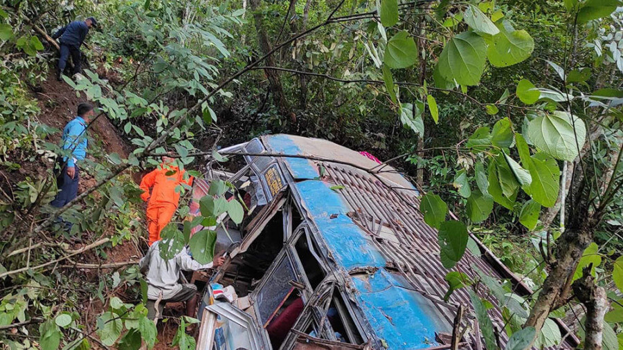 8killedmanyinjuredasbusfallsintogorgeintamilnadusnilgiris