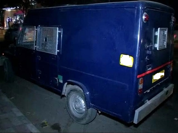 twoarrestedinatmvanheistwhofledwiththevehicleand₹280crorecashtwodaysbackinmumbai