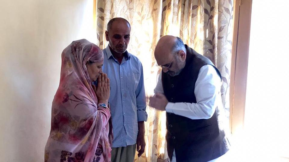 amitshahvisitsfamilyofjkinspectorkilledinanantnagterrorattack