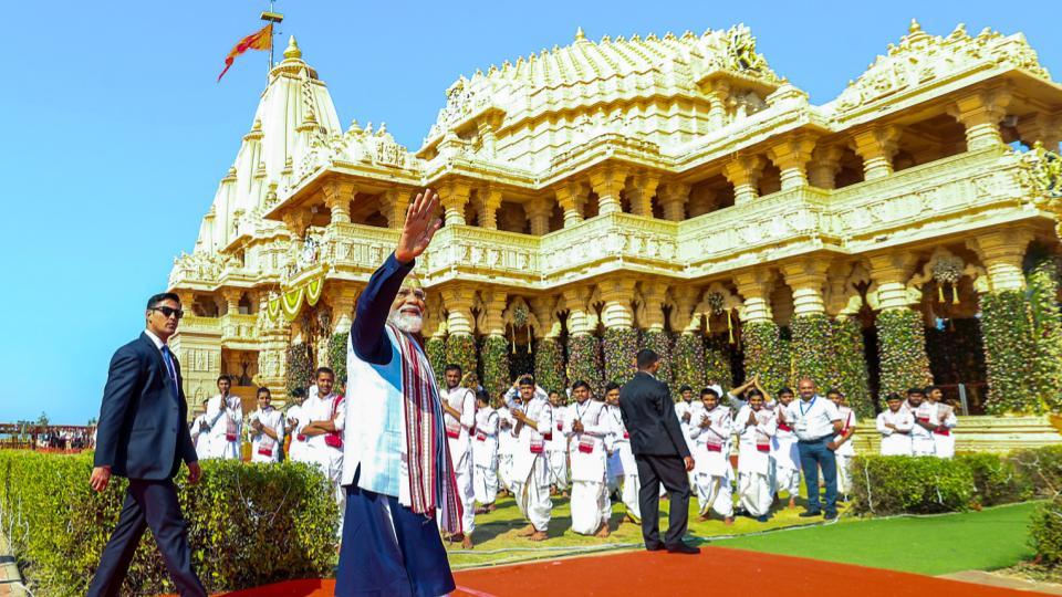 pmnarendramodioffersprayersatsomnathtemple
