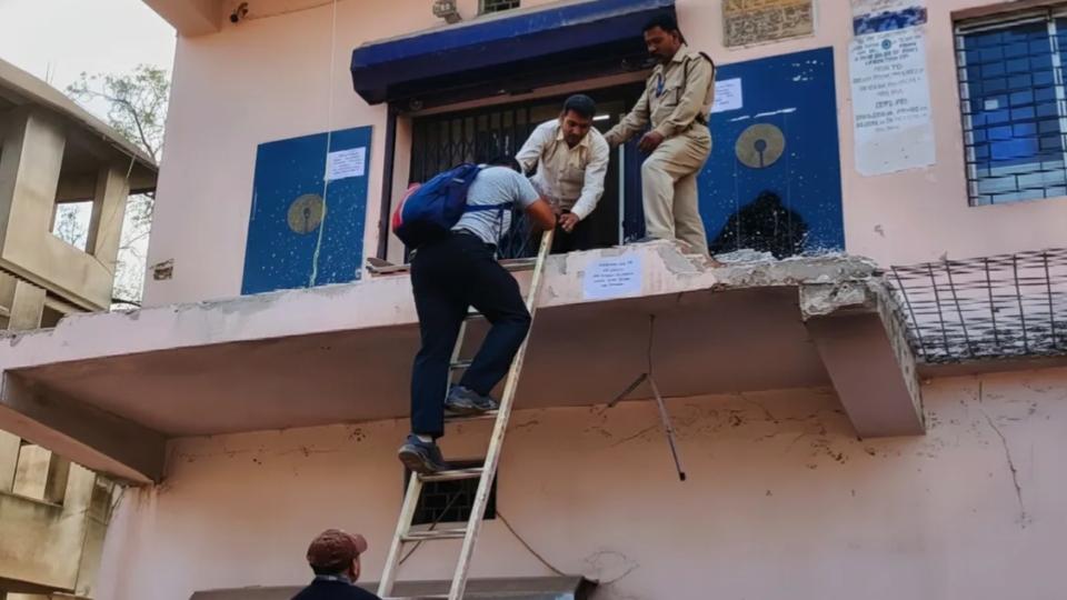 Customers, Staff uses ladder to reach SBI branch in Odisha