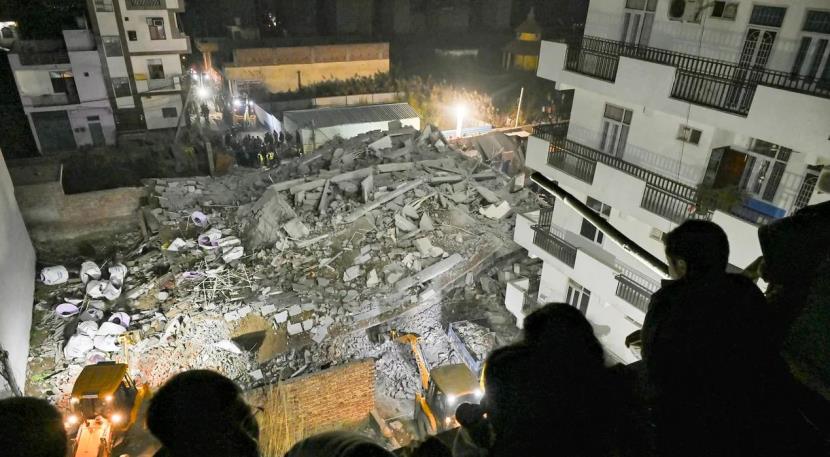 fourstoreyresidentialbuildingcollapsedinburaridelhi