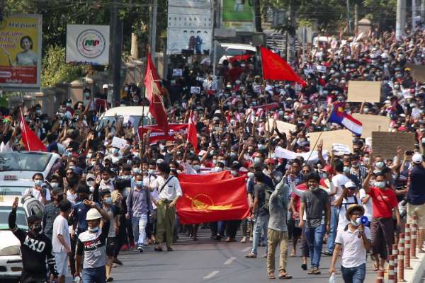 myanmar:crowdscontinuetogatherinyangoncitytochantslogansagainstmilitaryrule