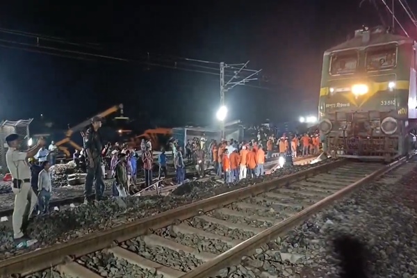 jharkhand:railtrafficrestoredonthirdlineoftatanagarchakradharpurrailsection