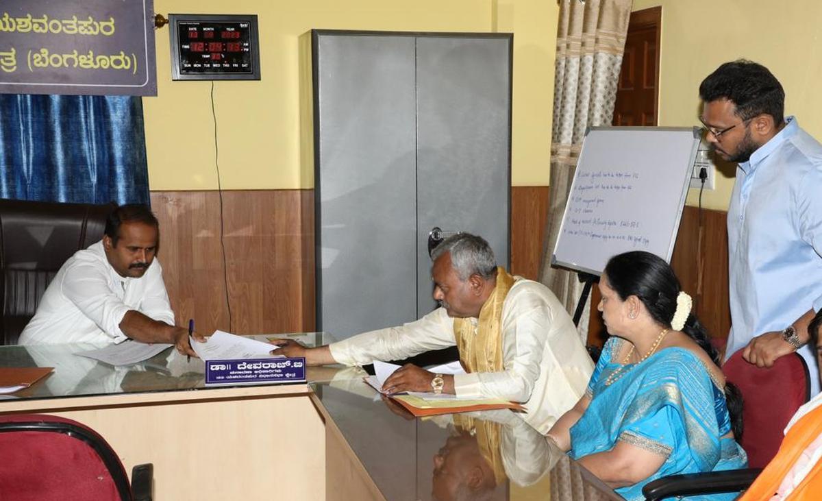 severalcandidatesfilenominationsforkarnatakaelectionontuesday