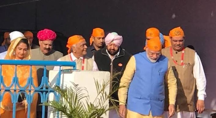 pmmodipaysobeisanceatbersahibgurudwarainsultanpurlodhipunjab