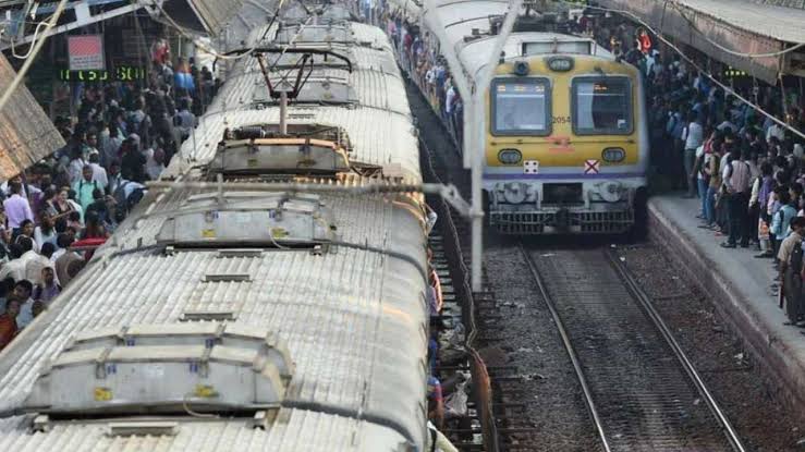 mumbaiwomanfallsofftrainwhiletryingtocatchmobilethief