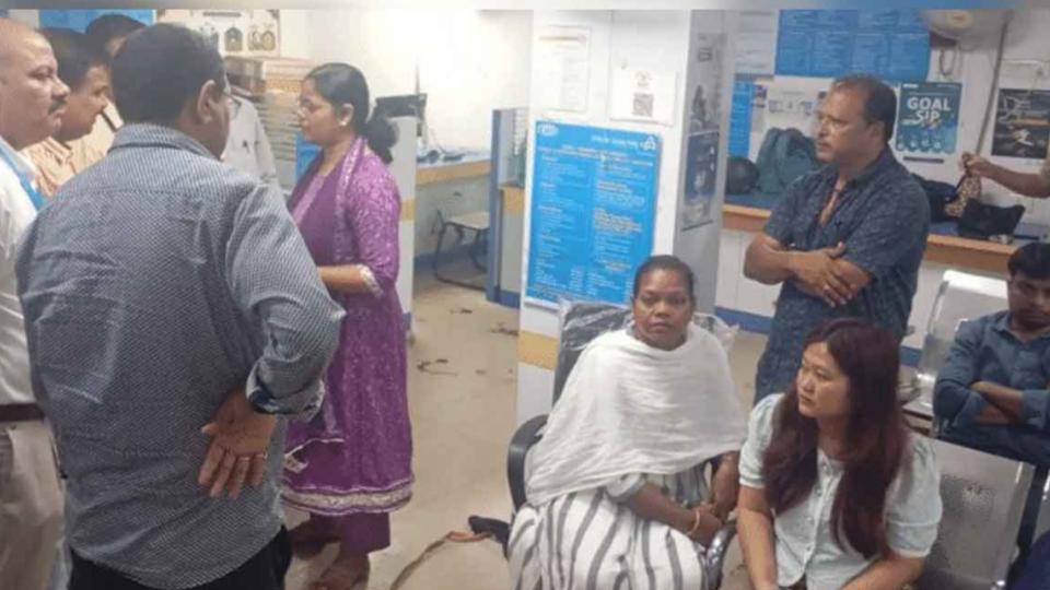 Five armed men loot cash, gold from Canara Bank in Jamshedpur