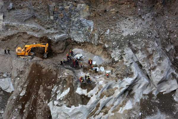 rescueandsearchoperationcontinuesforpeopletrappedinsidetunnelinuttarakhand