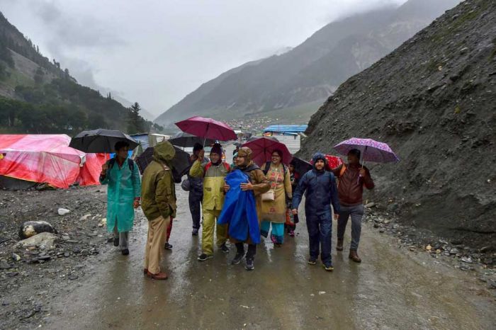 theamarnathyatratothecaveshrineinsouthkashmirfromthebaltalrouteduetoheavyrain