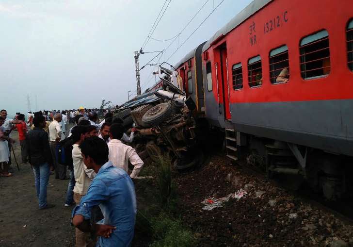 13studentskilledafterschoolvancollideswithtrainatrailwaycrossinginup’skushinagar