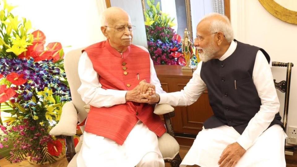 PM Modi Wishes LK Advani On His 98th Birthday