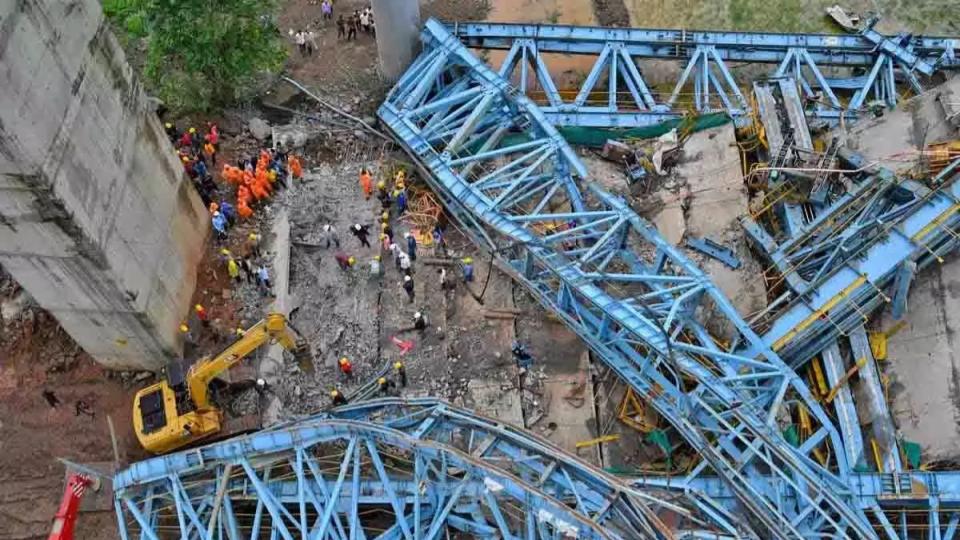 cranecollapsesatunderconstructionterminusinrajahmundryairport