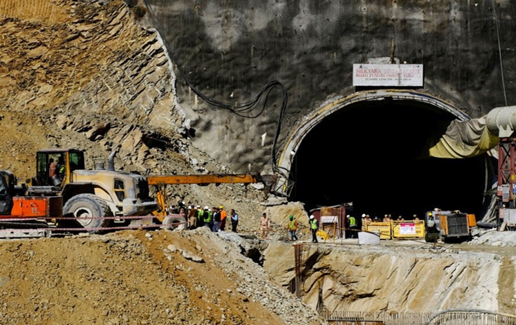 rescuersresumeoperationsatsilkyaratunnelwilltake1214hoursmoretoreachworkers