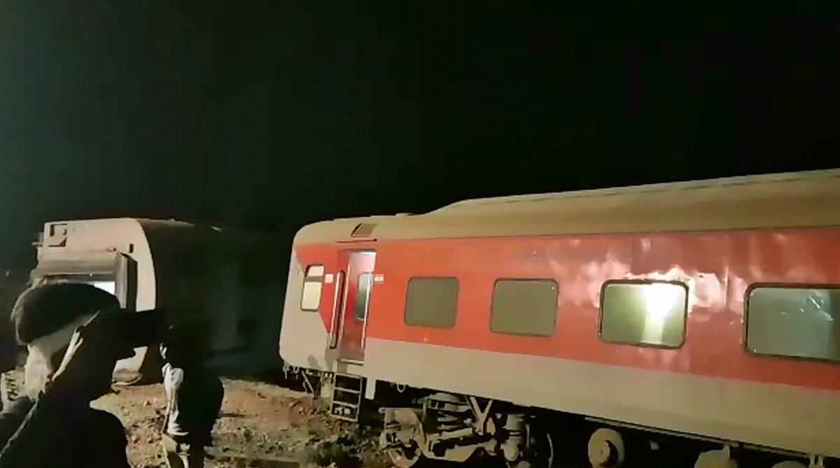 12coachesofpurvaexpressderailnearkanpur