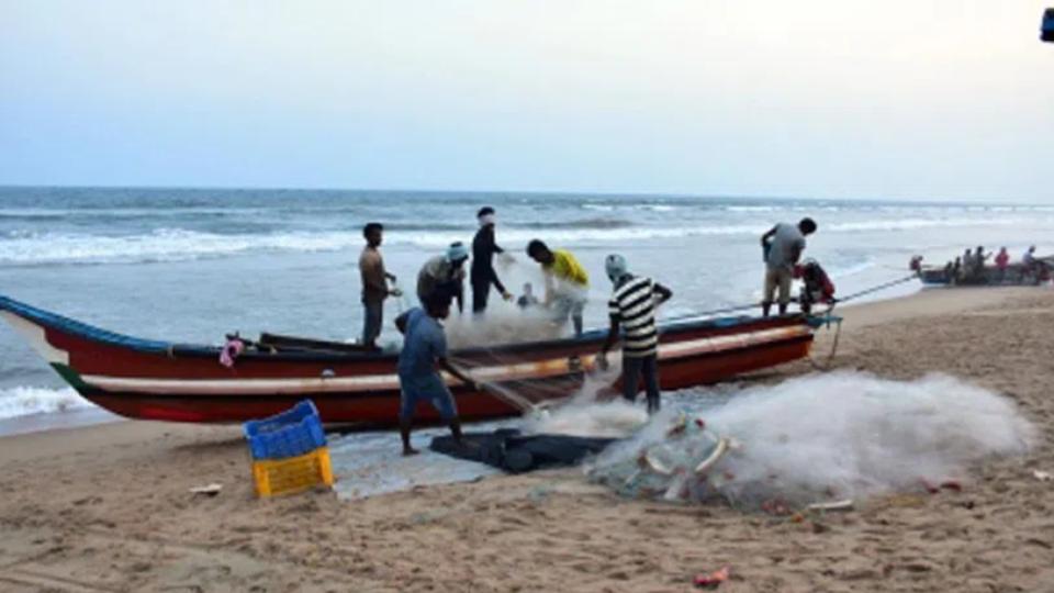 12 Rameswaram fishermen held by Sri Lankan Navy