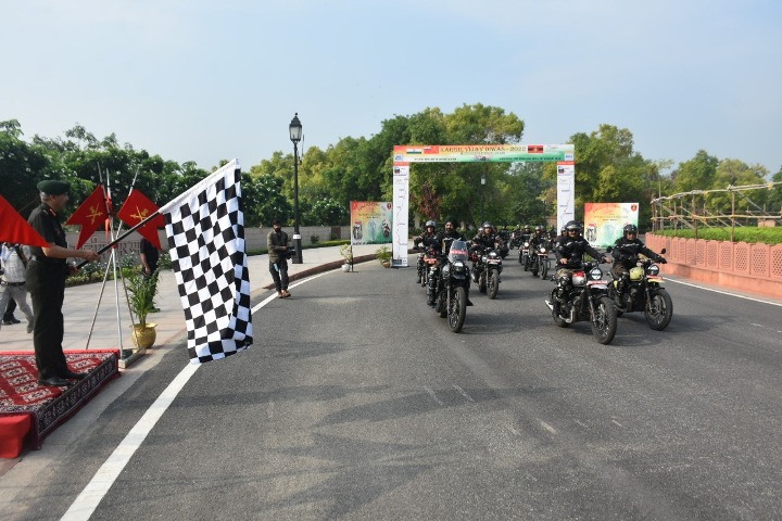 indianarmyflagsoffmotorbikeexpeditiontomark23yearsofkargilwarvictory