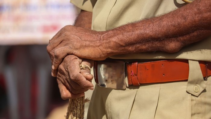 manposingaspoliceconstableheldinuttarpradesh