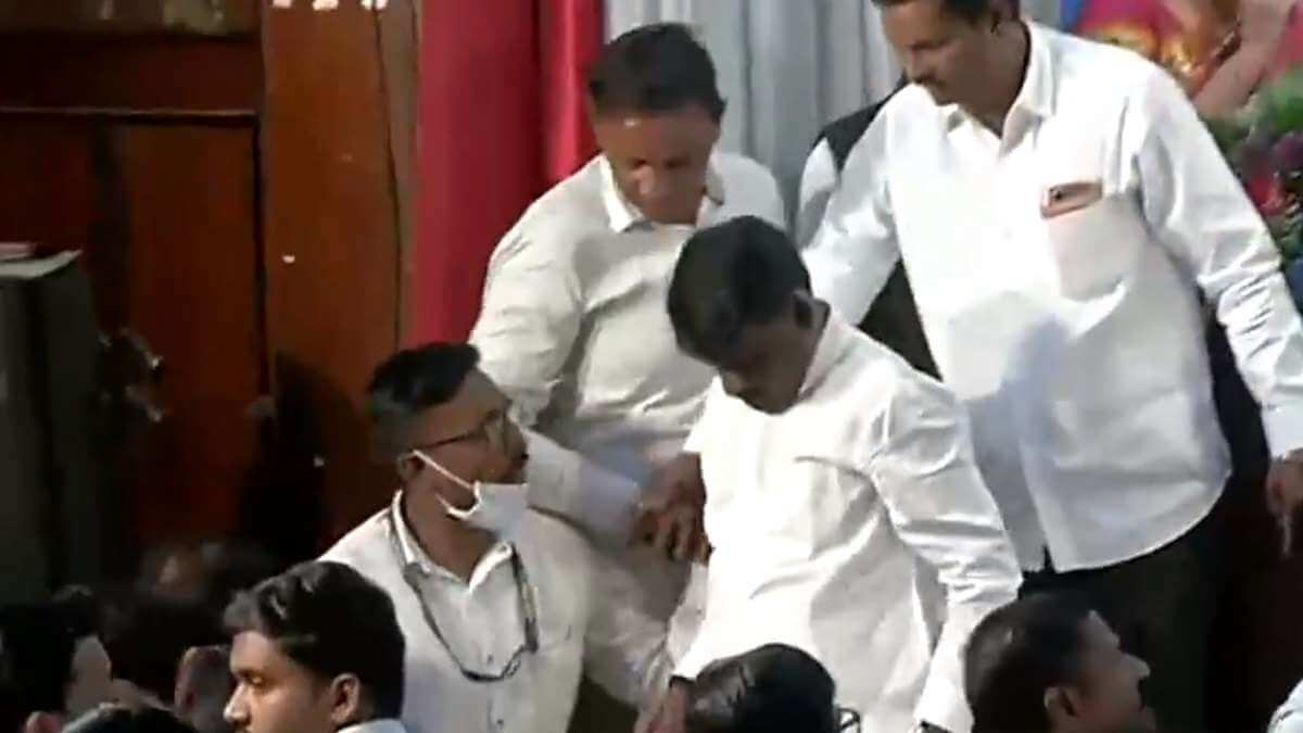 bjpmlasunilkambleslapspolicepersonnelinpresenceofdeputycmajitpawar