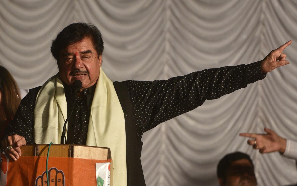 fromgandhitojinnahallpartofcongressparivarhadanimportantroletoplayincountrysdevelopmentandindependencesaysshatrughansinha