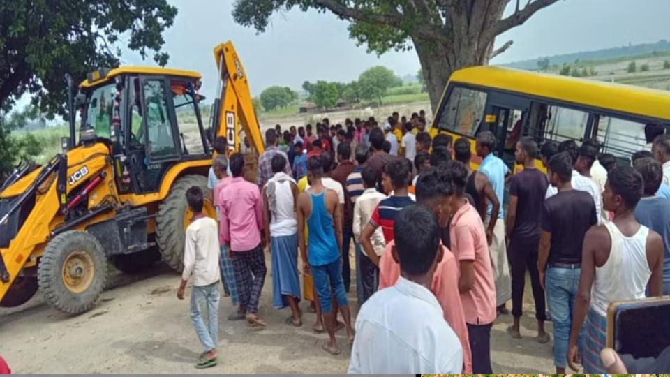 sixgirlsinjuredinuttarpradeshasschoolbusoverturns