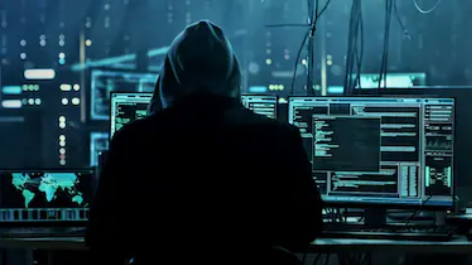 Cyber Fraud Racket Operating From Moving SUV Busted in Delhi, 3 Held