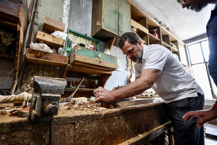 rahulgandhivisitsfurnituremarketindelhiandinteractswithworkers