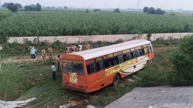 20injuredasspeedingbusfallsoffdelhimeerutexpressway