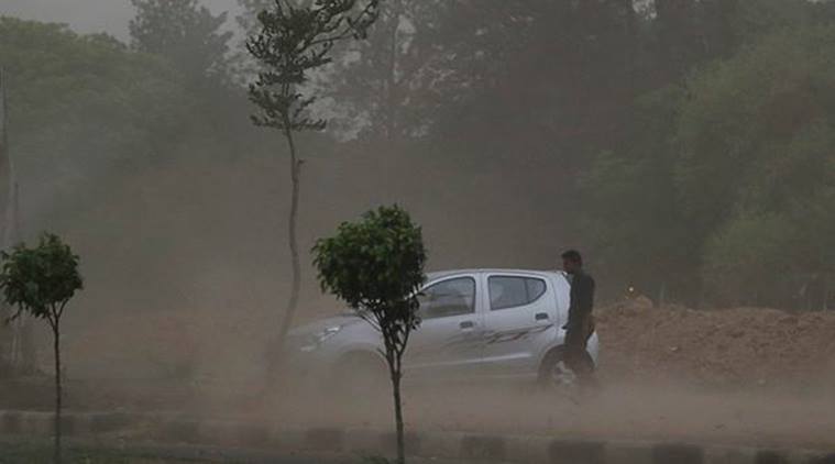 10peopledeadasunseasonalrainandduststormlashpartsofgujarat