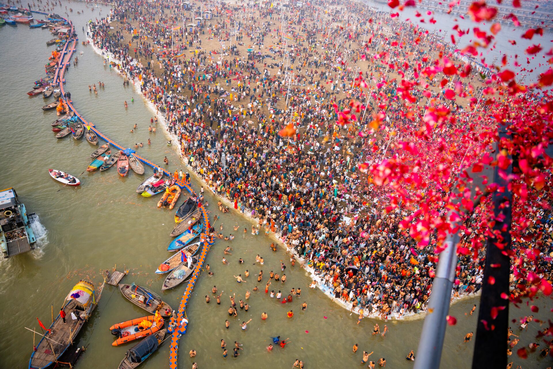 mahakumbh:over124croredevoteestakedipinsangamadayaheadoffinalbath
