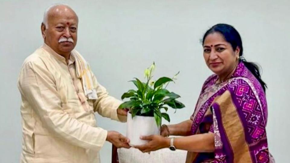 Delhi CM Rekha Gupta Meets Mohan Bhagwat and Praises RSS
